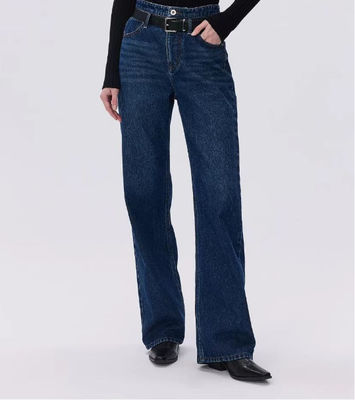 Een high-waist straight-leg denim broek.