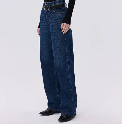 Een high-waist straight-leg denim broek.
