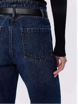 Een high-waist straight-leg denim broek.