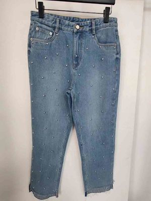 Sterren als studs op de benen Denim Bottom voor een unieke, opvallende look