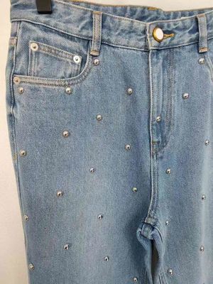 Sterren als studs op de benen Denim Bottom voor een unieke, opvallende look