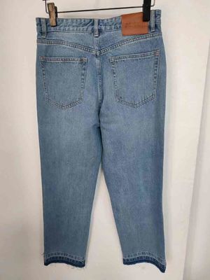 Sterren als studs op de benen Denim Bottom voor een unieke, opvallende look