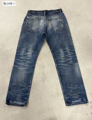 Klassieke donkere was rechte jeans met snor en vervaagend voor een vintage look