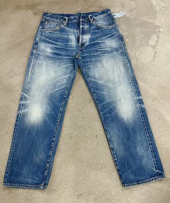 Lichte wasbewerking Denim onderkant met subtiel vervagen en snor voor een klassieke look