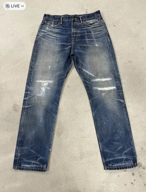 Klassieke donkere was rechte jeans met snor en vervaagend voor een vintage look